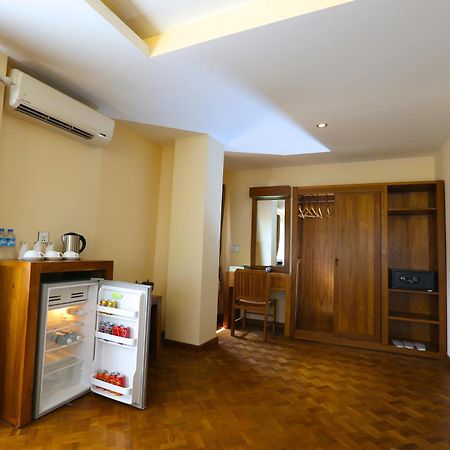 Queen'S Park Hotel Янгон Екстериор снимка