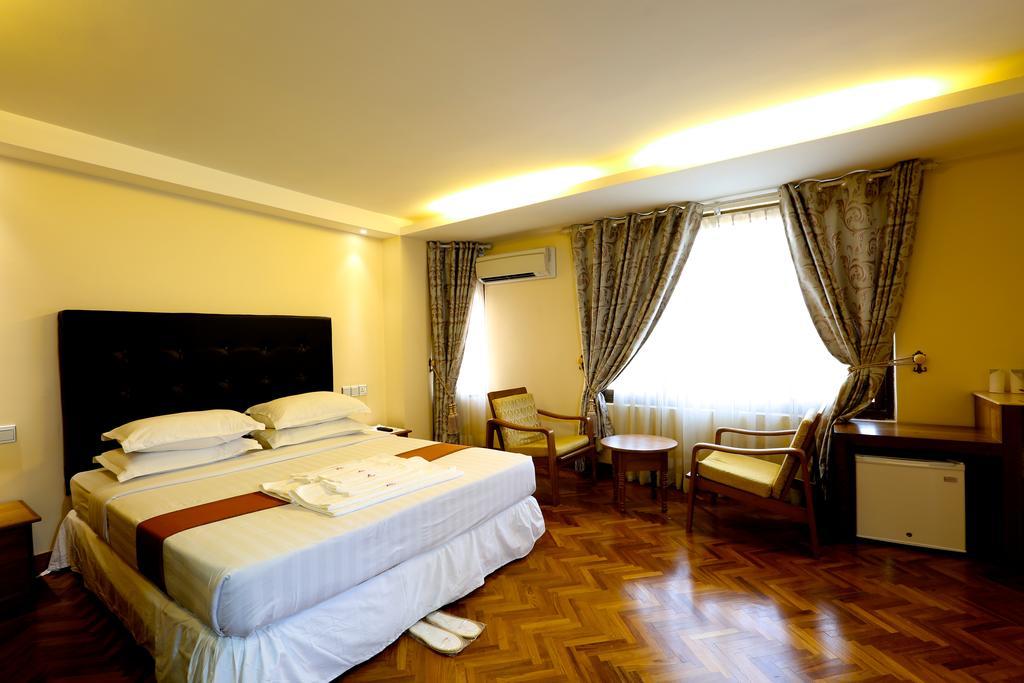 Queen'S Park Hotel Янгон Екстериор снимка