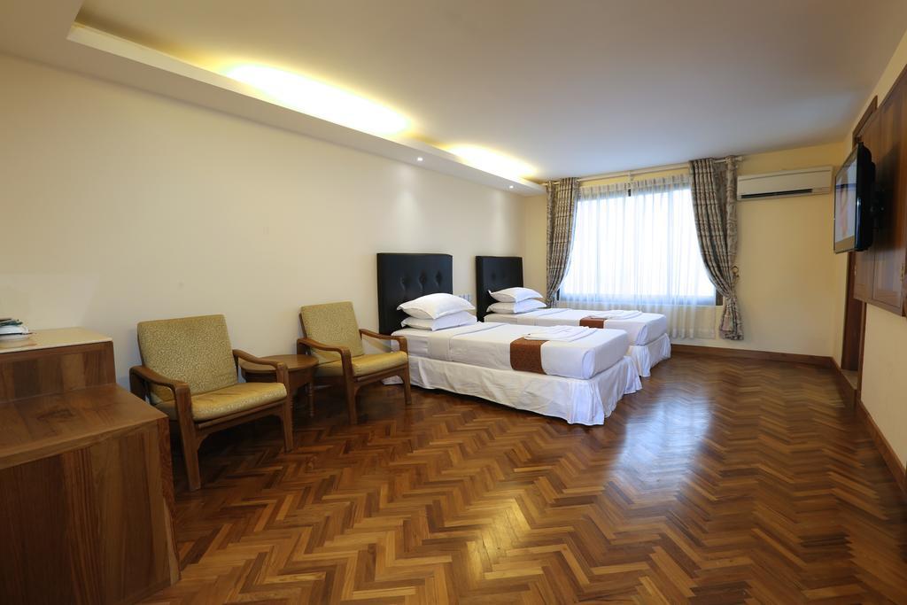Queen'S Park Hotel Янгон Екстериор снимка