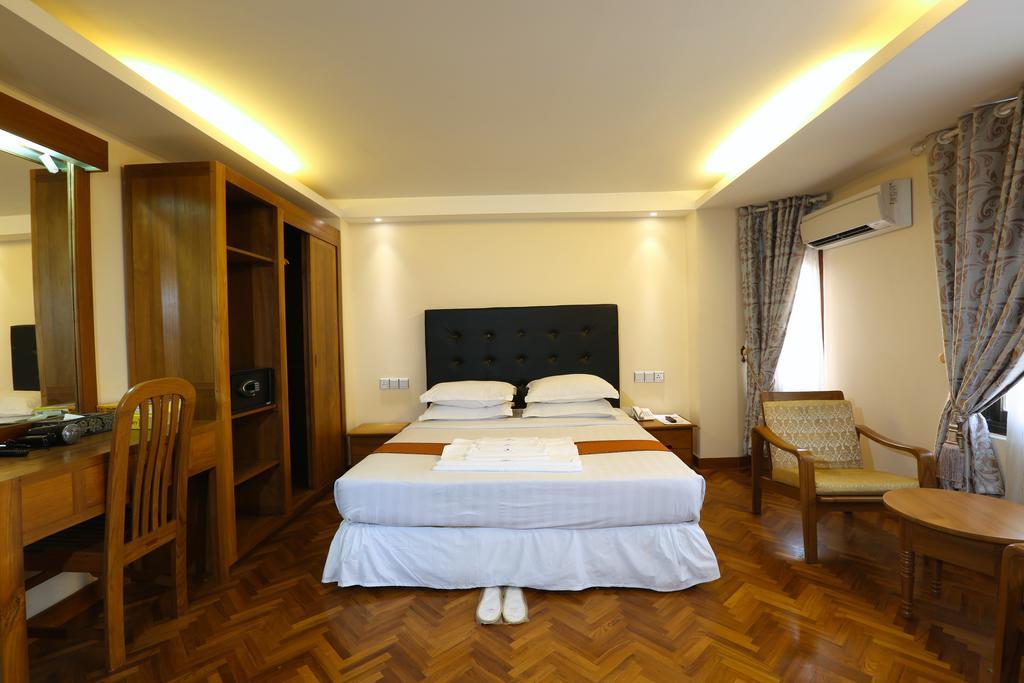 Queen'S Park Hotel Янгон Екстериор снимка