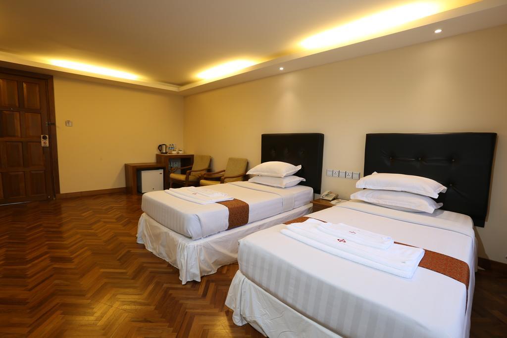Queen'S Park Hotel Янгон Екстериор снимка
