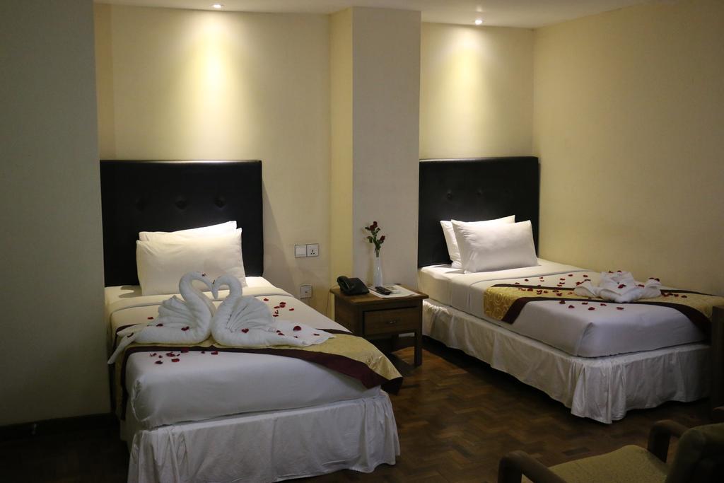 Queen'S Park Hotel Янгон Екстериор снимка