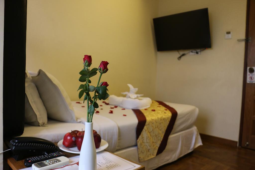 Queen'S Park Hotel Янгон Екстериор снимка