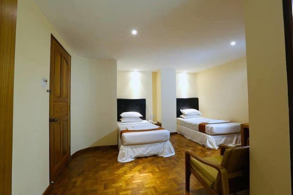 Queen'S Park Hotel Янгон Екстериор снимка