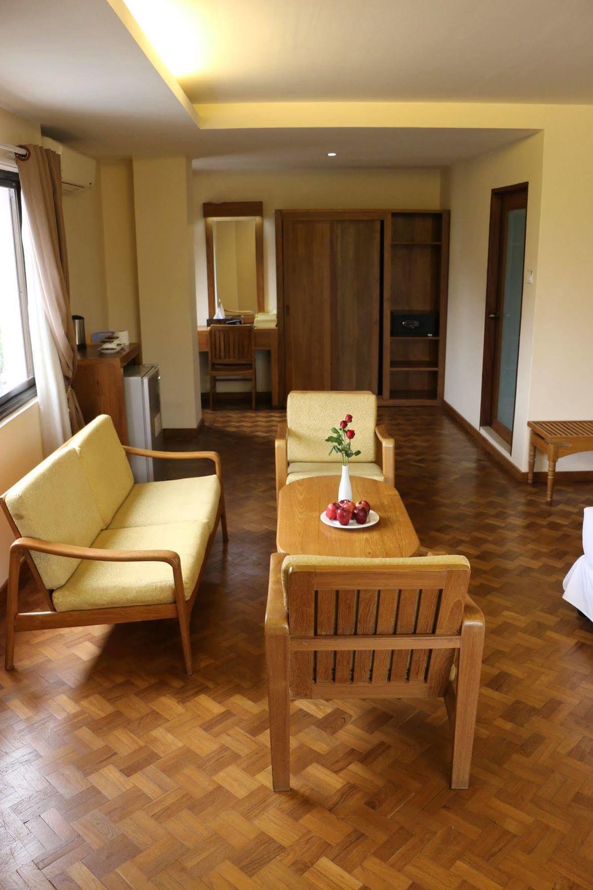 Queen'S Park Hotel Янгон Екстериор снимка