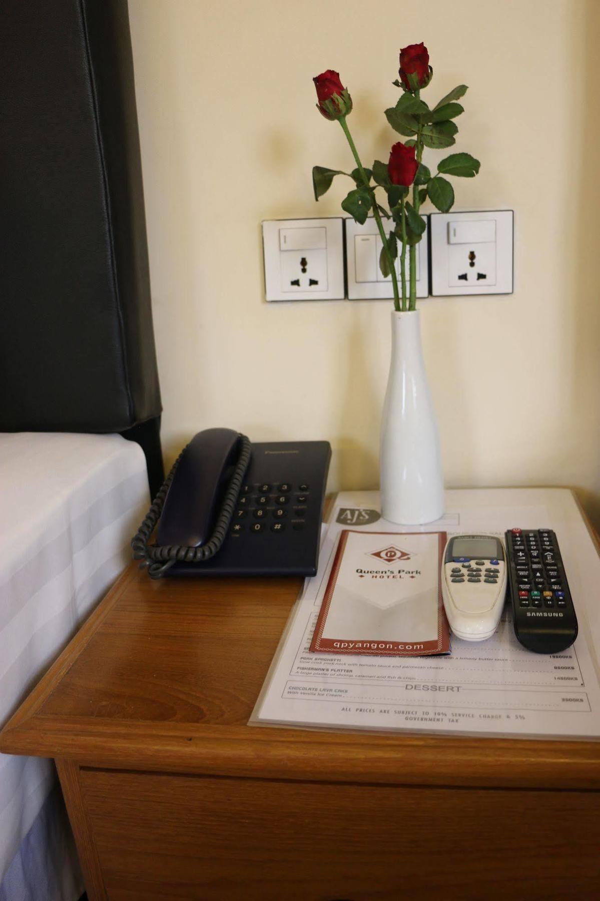 Queen'S Park Hotel Янгон Екстериор снимка