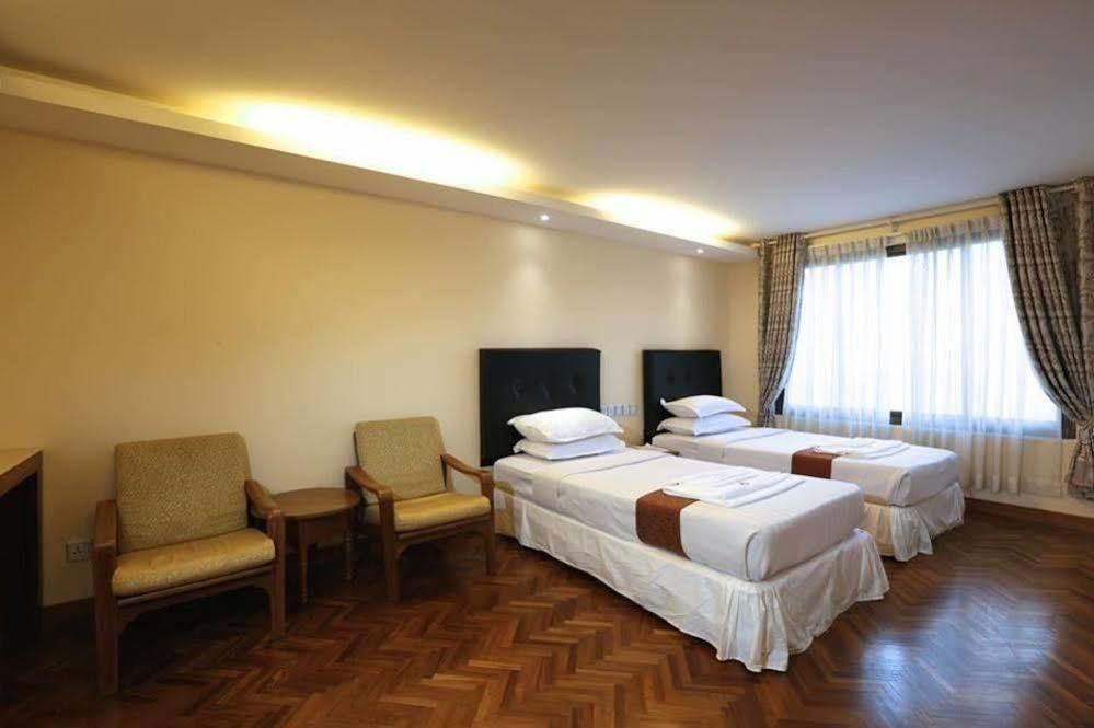 Queen'S Park Hotel Янгон Екстериор снимка