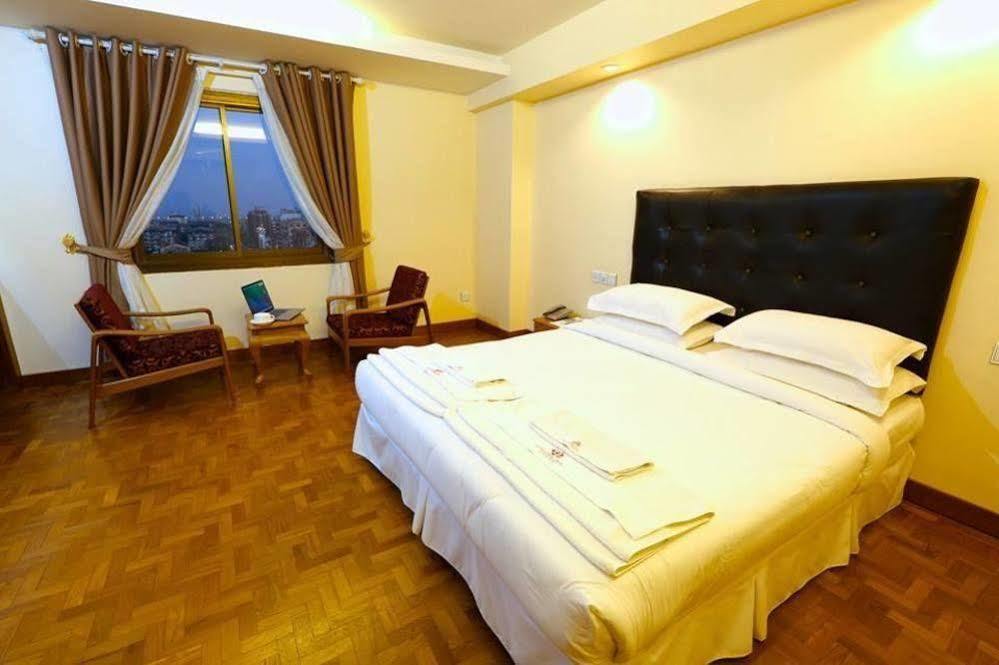 Queen'S Park Hotel Янгон Екстериор снимка